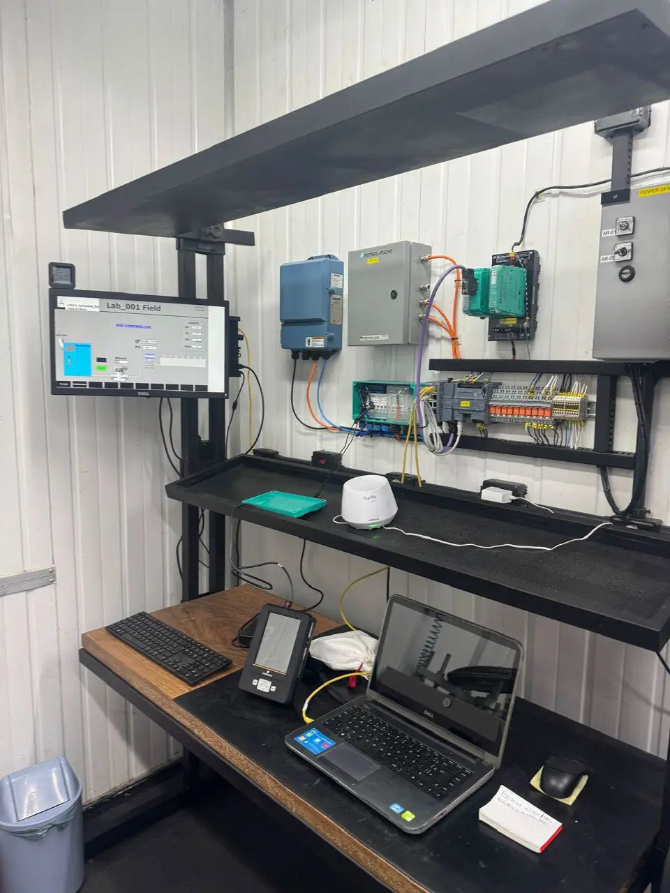 Bancada de redes Foundation Fieldbus e Profibus, com fontes, acopladores, CLP, monitor de supervisão e comunicador TREX.